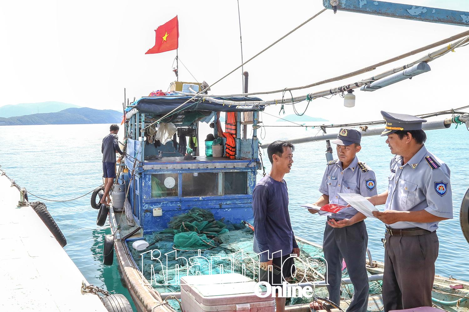 Lực lượng Kiểm ngư tỉnh kiểm tra hoạt động của tàu cá trên biển.
