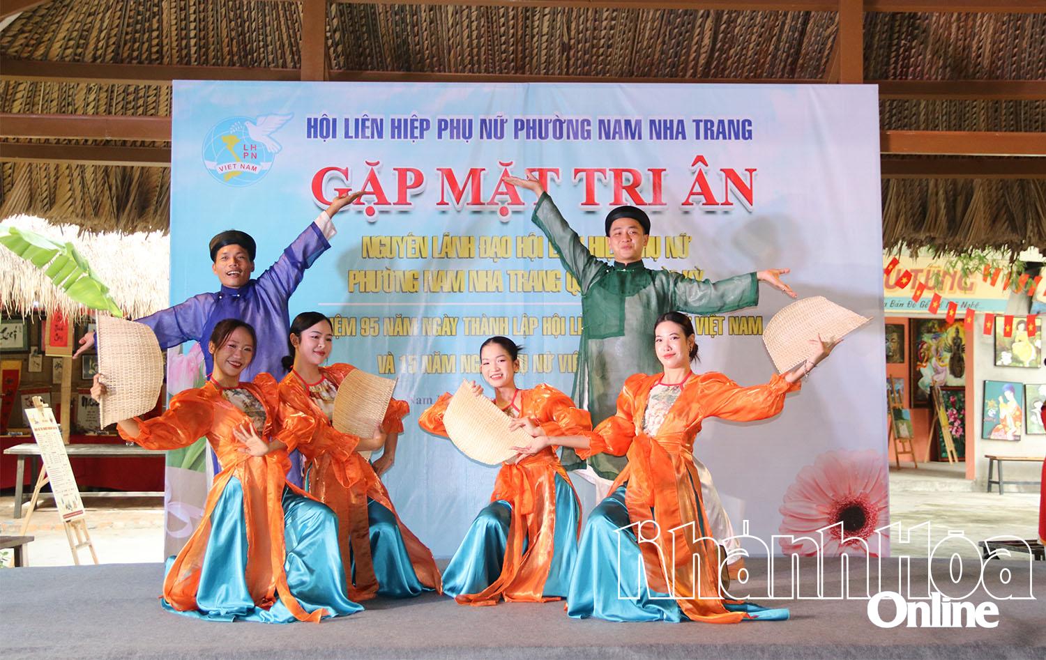 Chương trình có nhiều tiết mục văn nghệ đặc sắc.