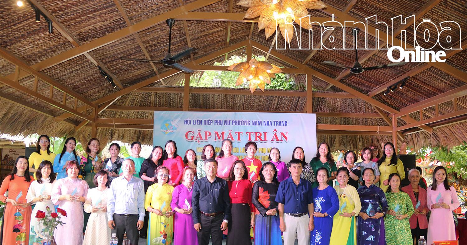 Tặng quà tri ân nguyên lãnh đạo hội qua các thời kỳ.