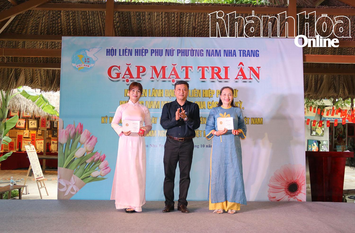 Trao kỷ niệm chương cho các cá nhân.