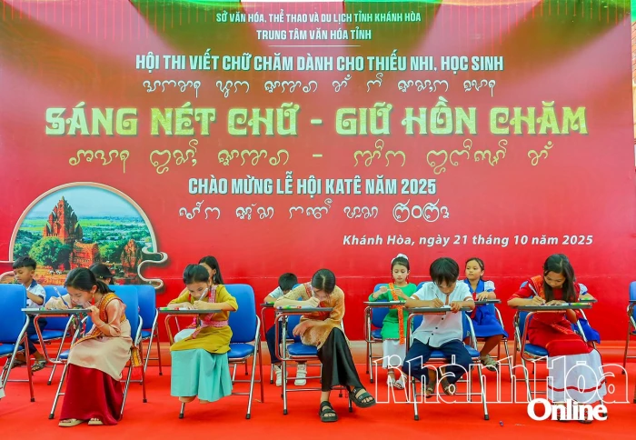 Giữ hồn Chăm qua từng nét chữ