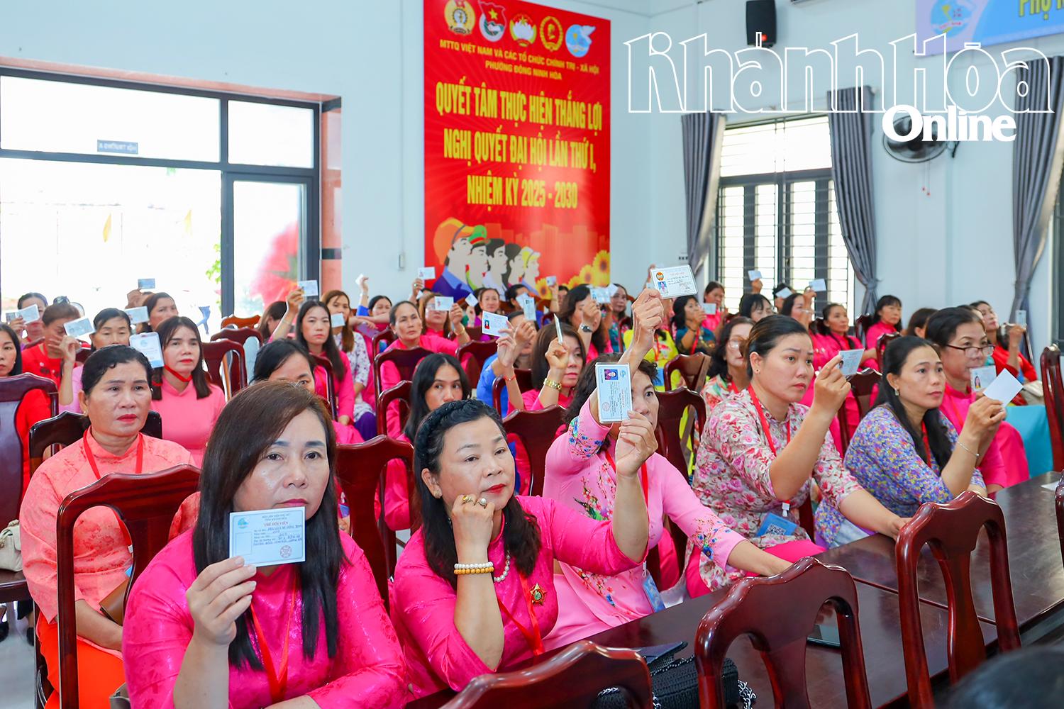 Các đại biểu biểu quyết thông qua dự thảo Nghị quyết đại hội.