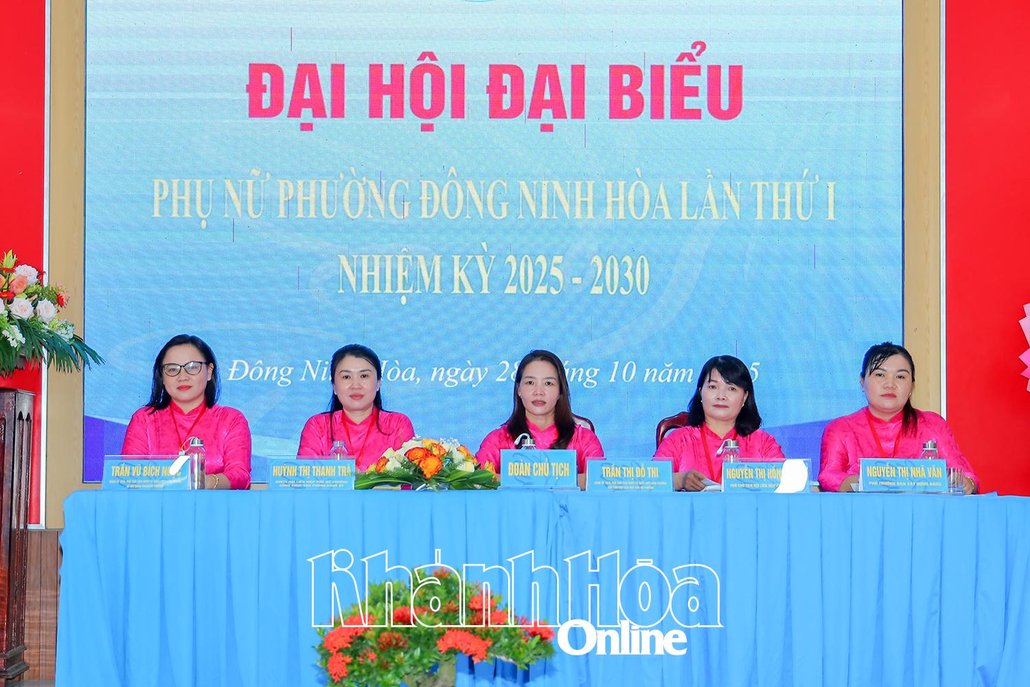 Đoàn chủ tịch điều hành đại hội.