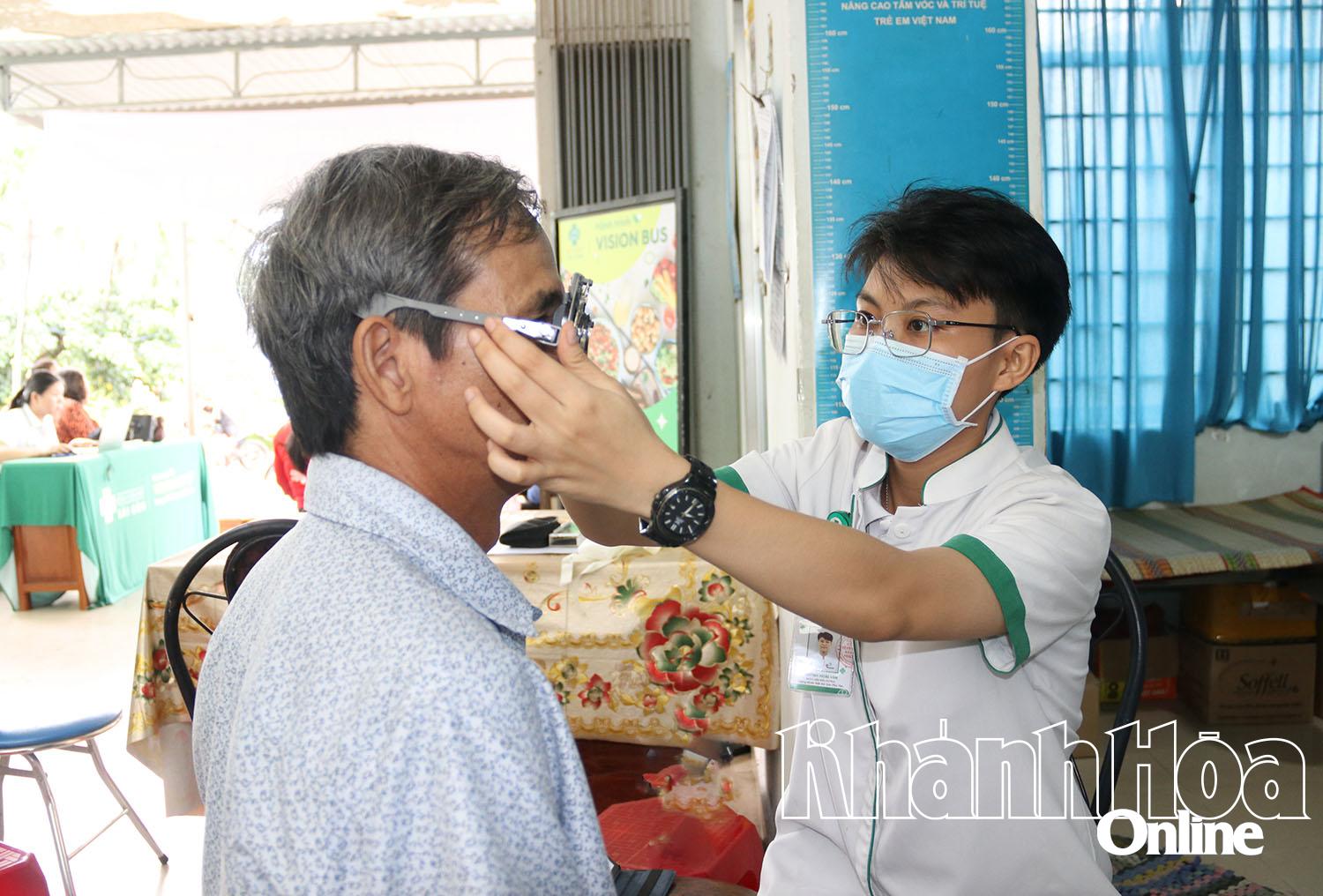 Đo thị lực cho người cao tuổi. 