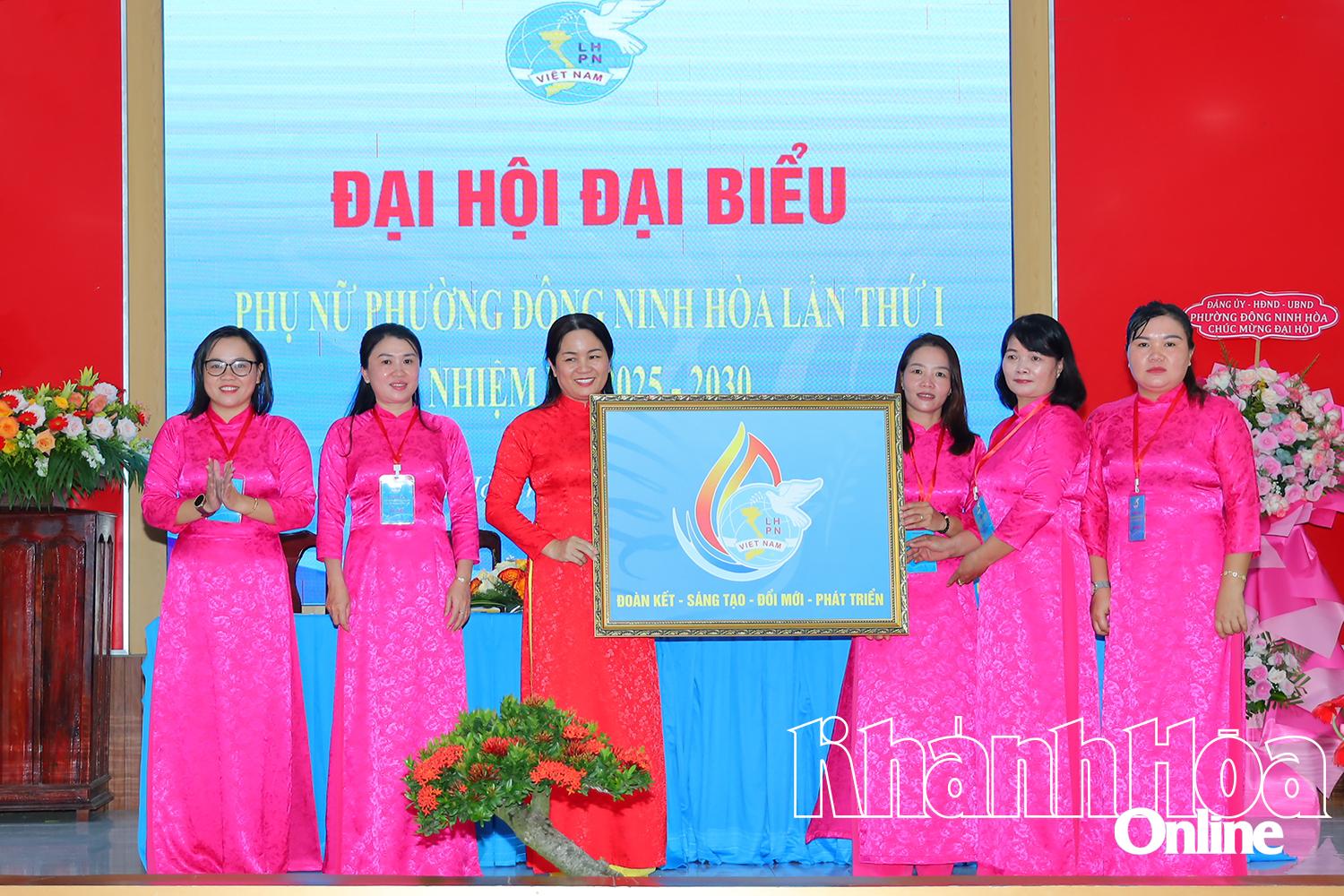 Lãnh đạo Hội Liên hiệp Phụ nữ tỉnh Khánh Hòa tặng quà chúc mừng đại hội.