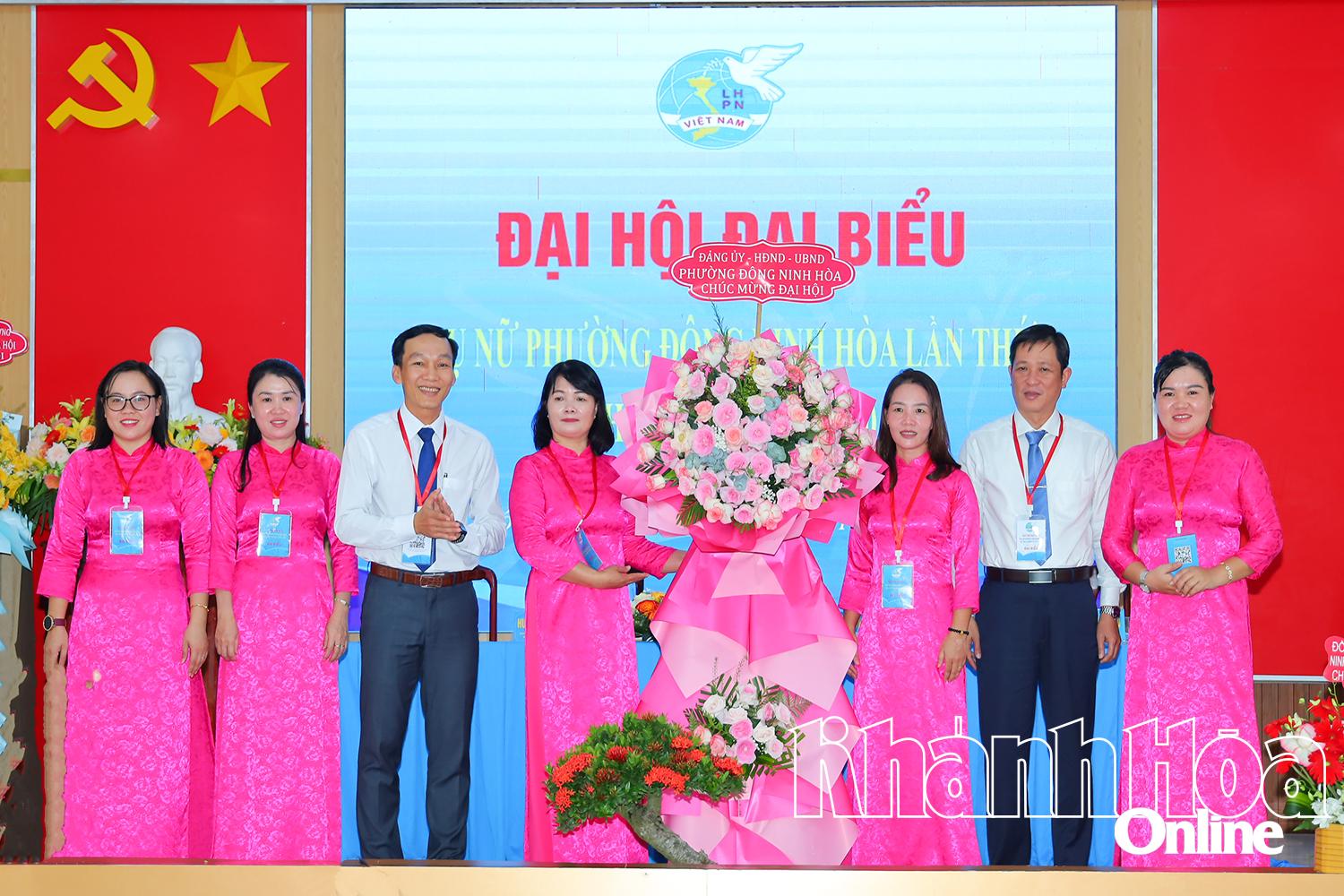 Lãnh đạo phường Đông Ninh Hòa tặng hoa chúc mừng đại hội.