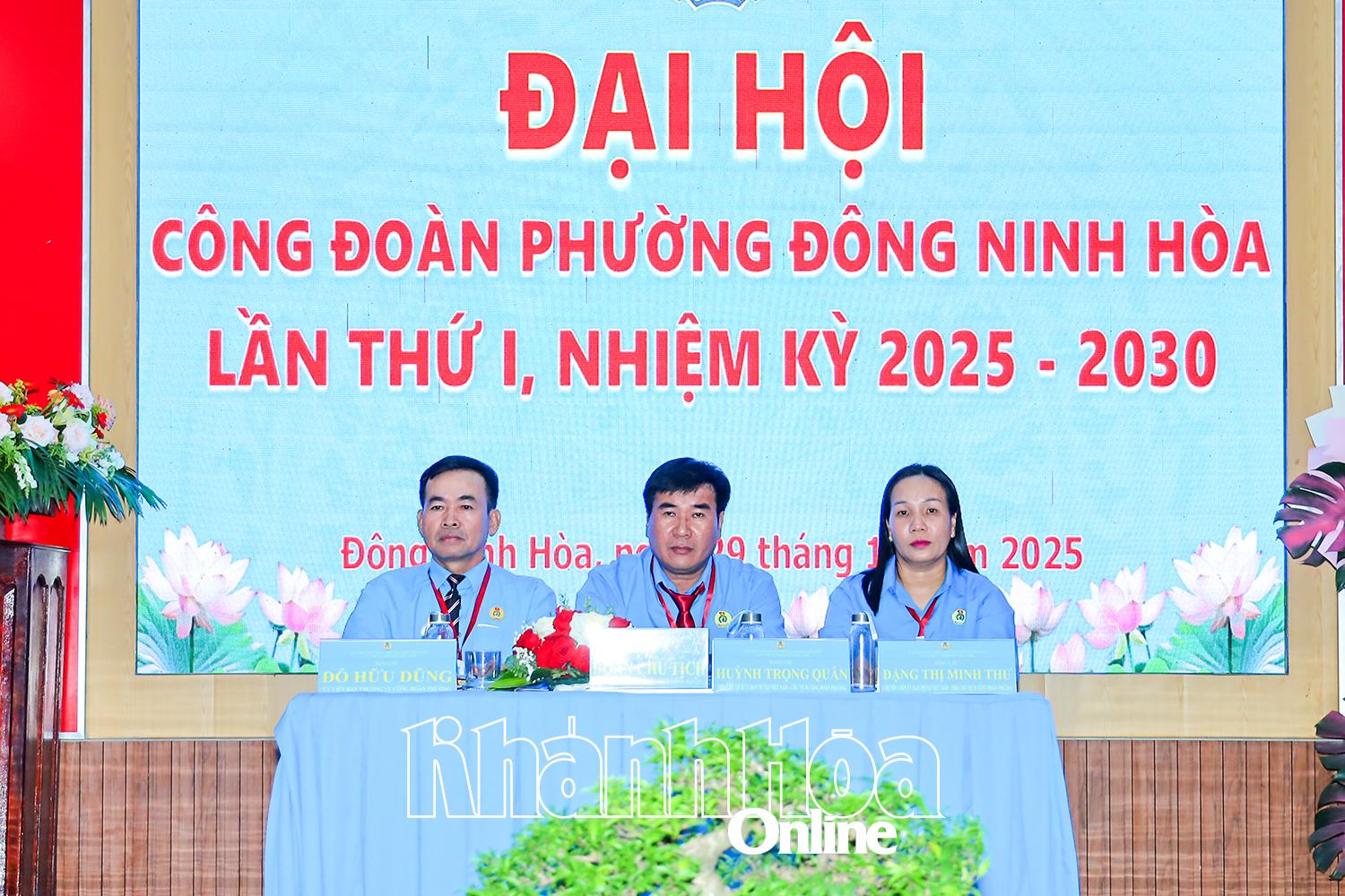 Đoàn chủ tịch điều hành đại hội.