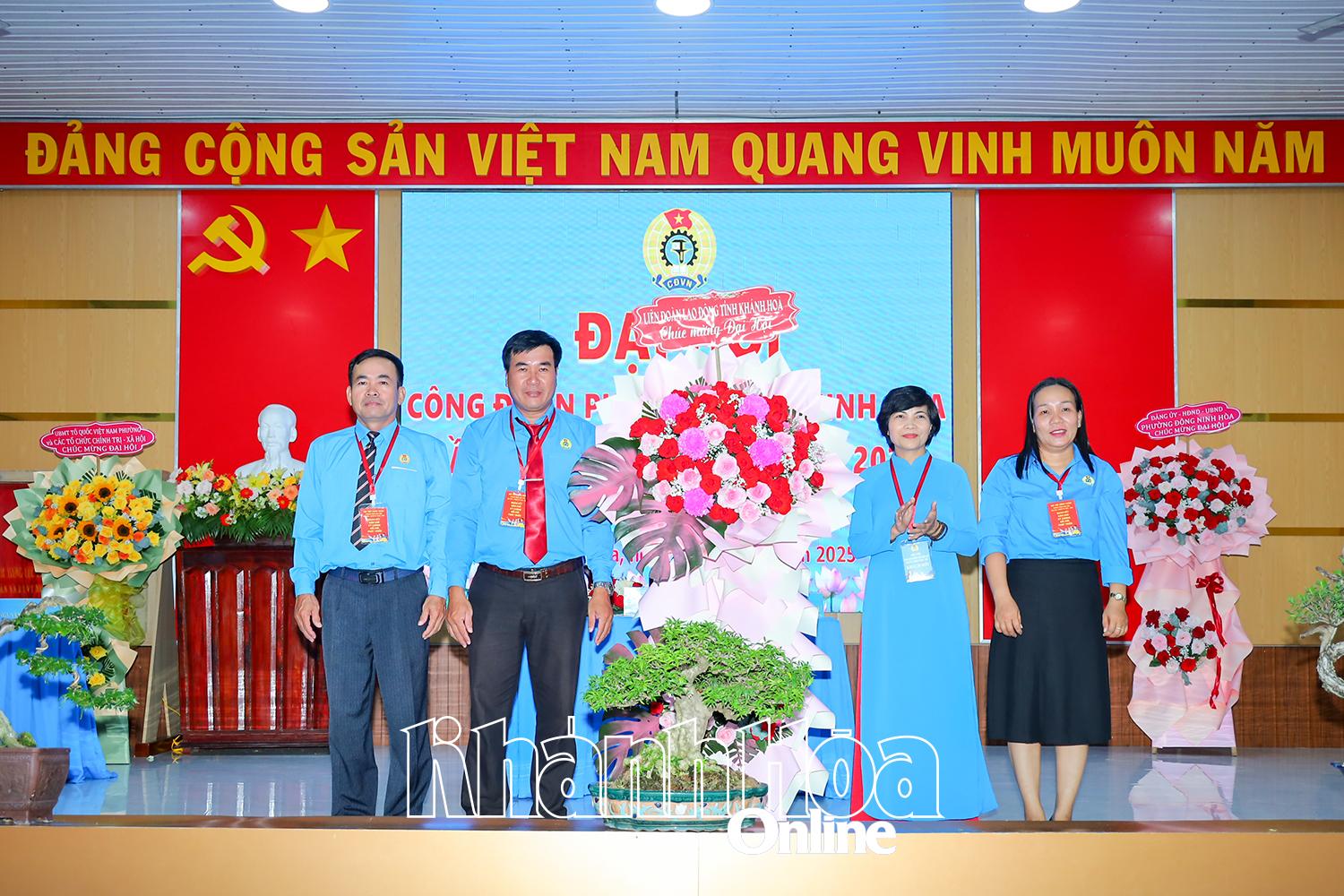 Lãnh đạo Liên đoàn Lao động tỉnh Khánh Hòa tặng hoa chúc mừng đại hội.