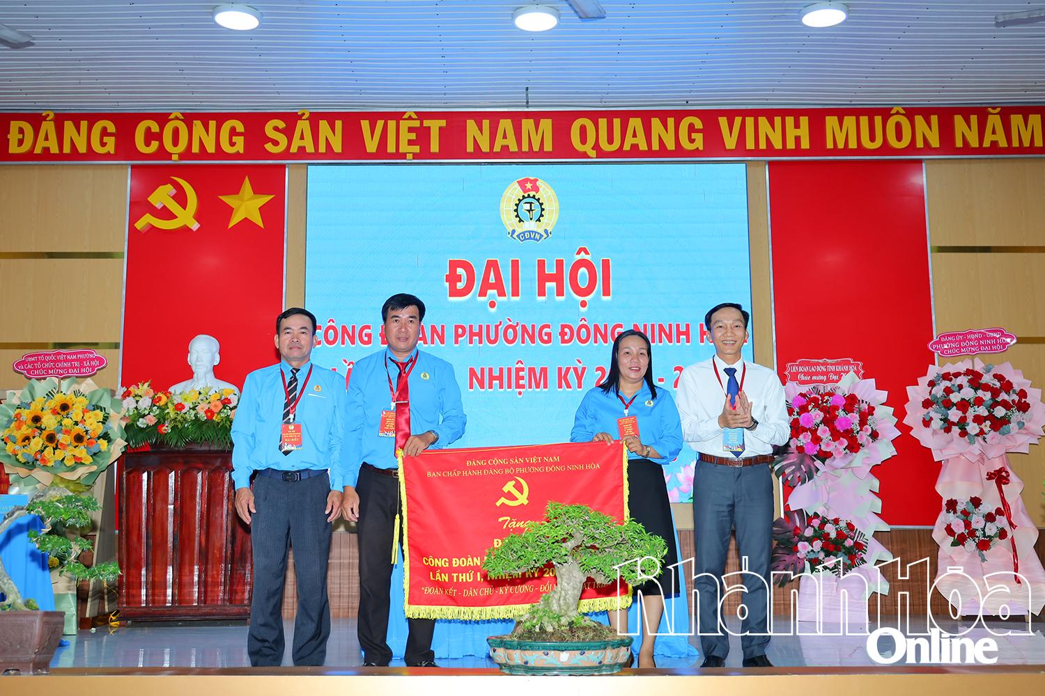 Lãnh đạo phường Đông Ninh Hòa tặng bức trướng chúc mừng đại hội.