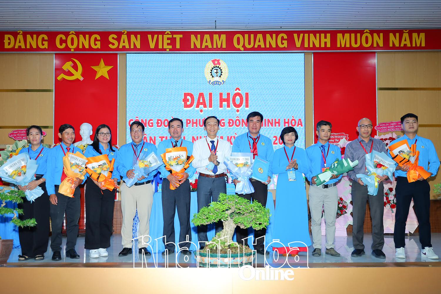 Ban chấp hành Công đoàn phường Đông Ninh Hòa nhiệm kỳ 2025 - 2030 ra mắt đại hội.