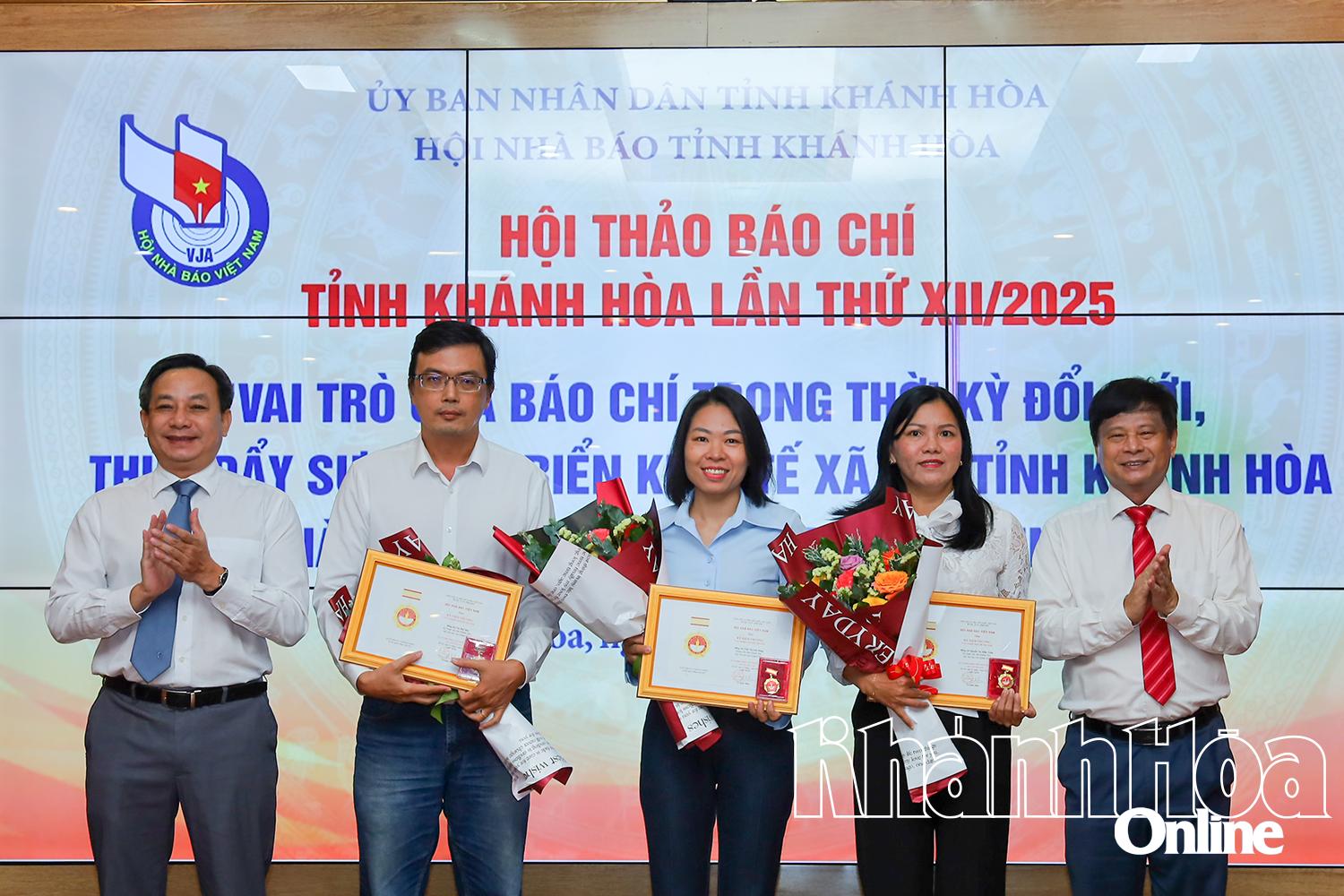 Lãnh đạo Hội Nhà báo Việt Nam trao kỷ niệm chương cho hội viên.