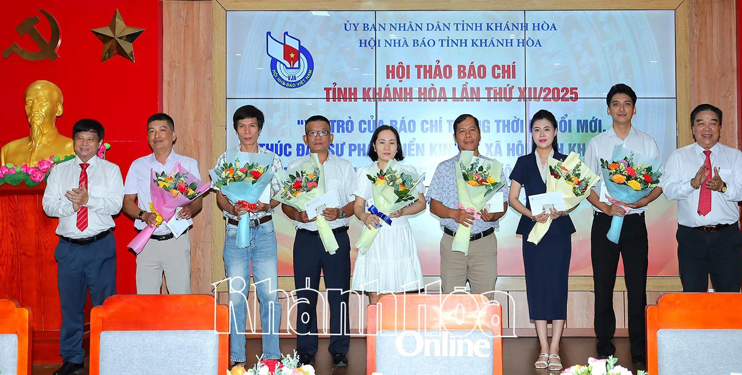 Lãnh đạo Hội Nhà báo Việt Nam trao quyết định kết nạp hội viên mới.
