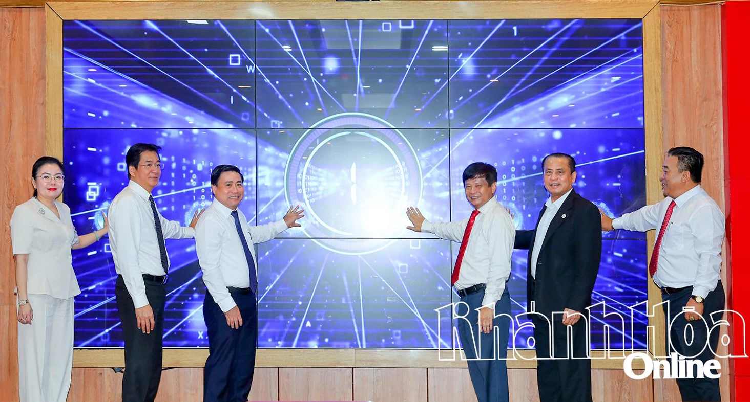 Lãnh đạo tỉnh và các đại biểu thực hiện nghi thức công bố nâng cấp trang thông tin điện tử tổng hợp của Hội Nhà báo tỉnh Khánh Hòa.
