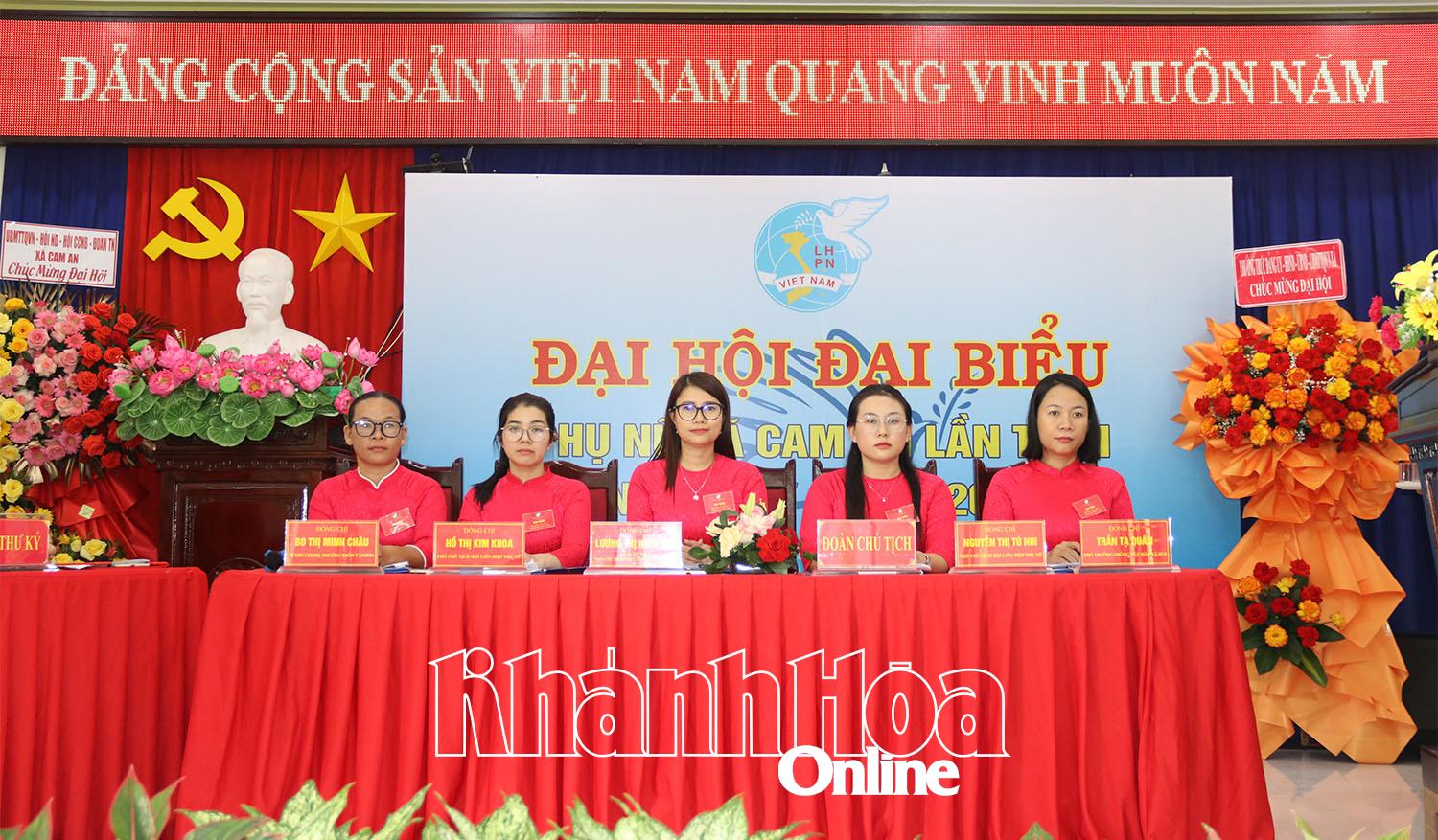 Đoàn Chủ tịch điều hành đại hội.