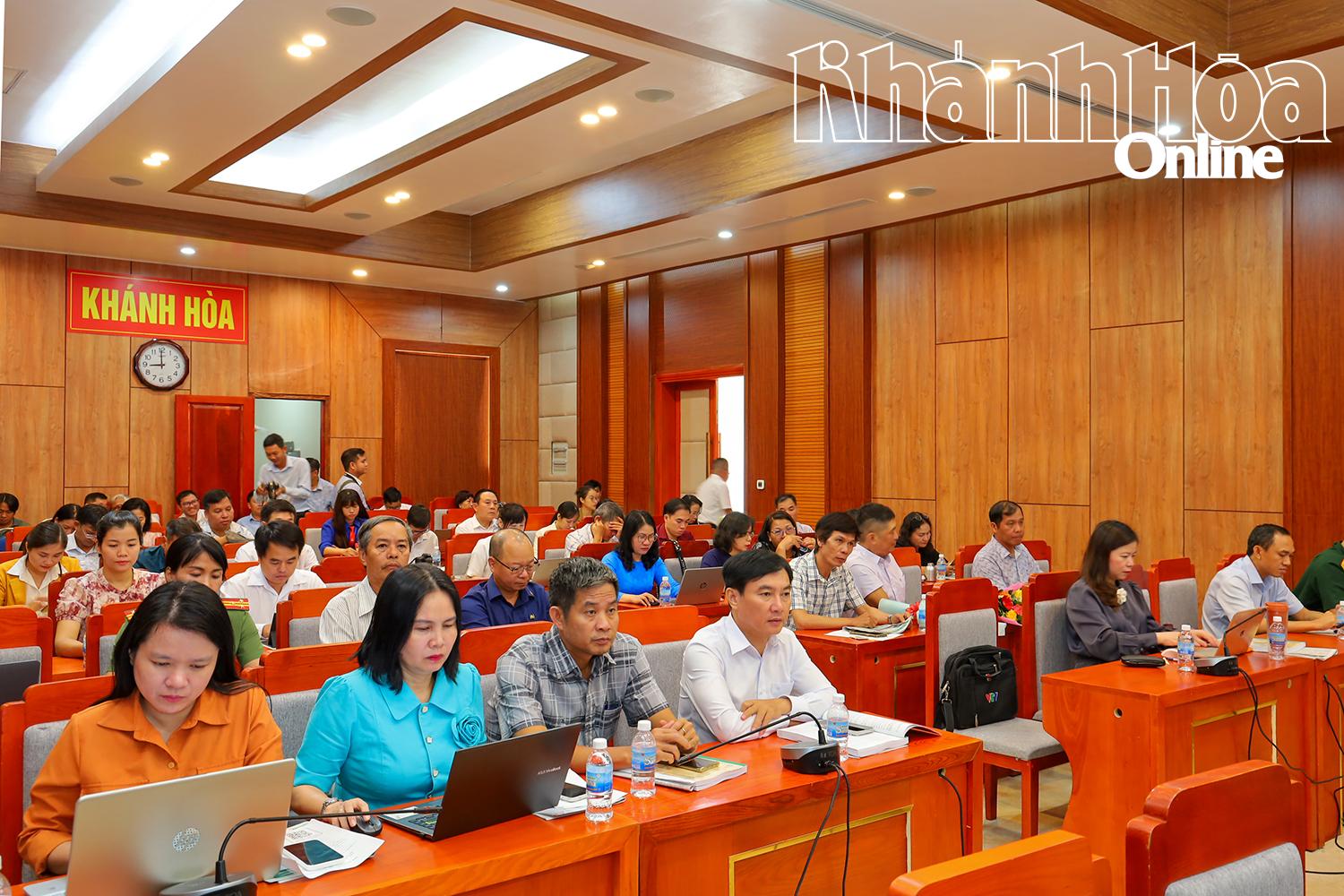 Các đại biểu tham dự hội thảo.