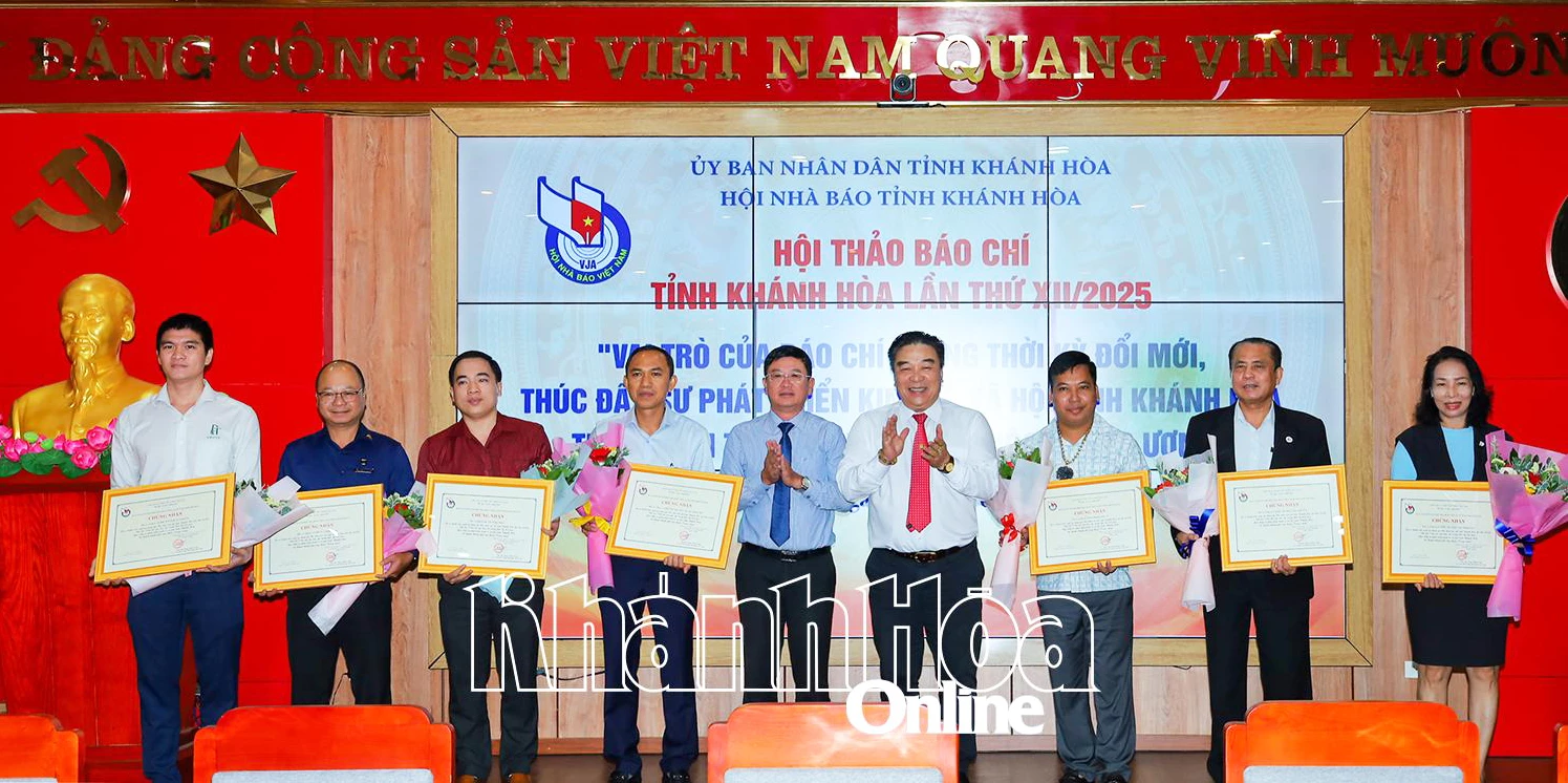 Lãnh đạo Hội Nhà báo tỉnh Khánh Hòa tri ân các doanh nghiệp đồng hành tổ chức hội thảo.
