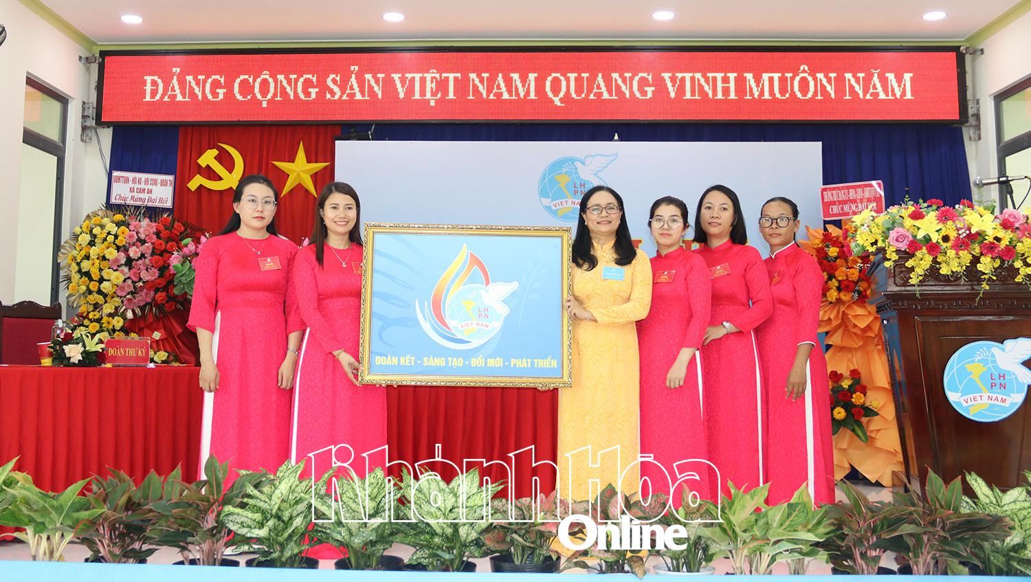 Lãnh đạo Hội Liên hiệp Phụ nữ tỉnh tặng bức tranh chúc mừng đại hội.
