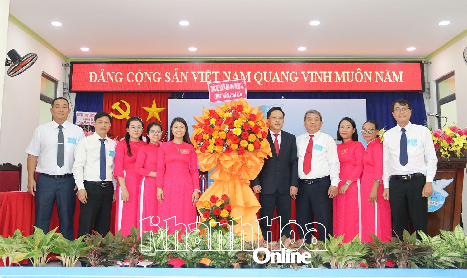 Lãnh đạo xã Cam An tặng hoa chúc mừng đại hội.