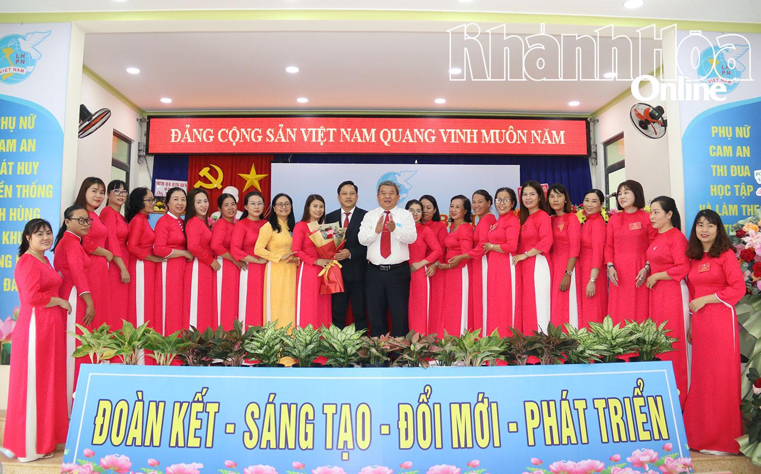 Lãnh đạp Hội Liên hiệp Phụ nữ tỉnh và lãnh đạo xã Cam An tặng hoa chúc mừng Ban Chấp hành Hội Liên hiệp Phụ nữ xã Cam An, nhiệm kỳ 2025 - 2030.