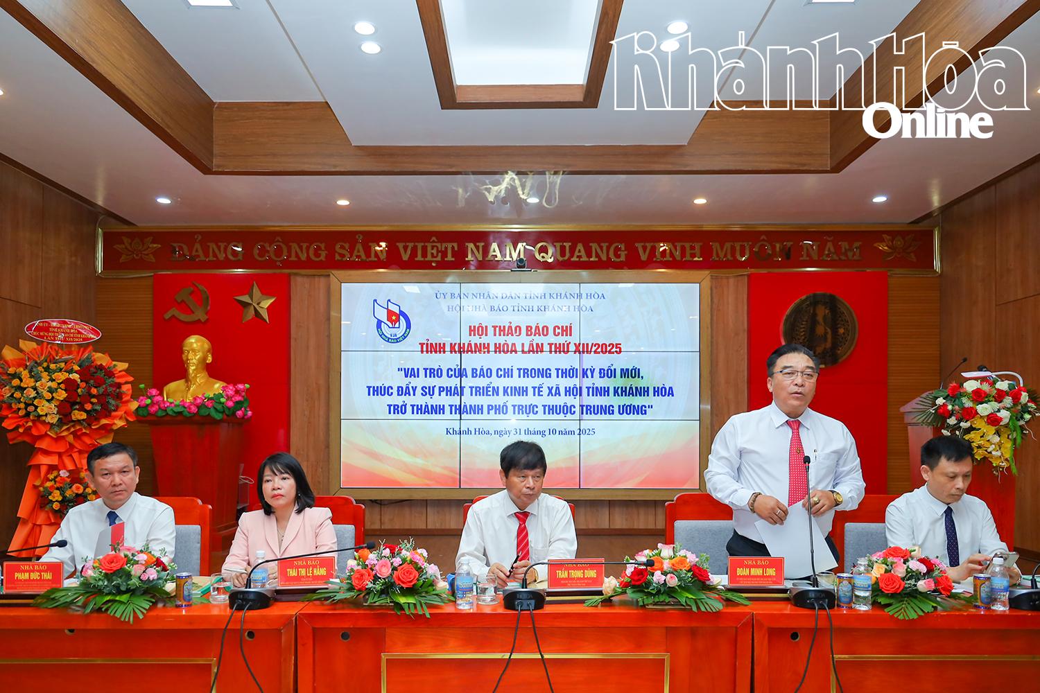 Lãnh đạo Hội Nhà báo Việt Nam, Hội Nhà báo tỉnh Khánh Hòa cùng lãnh đạo Báo và Phát thanh, Truyền hình Khánh Hòa chủ trì hội thảo. 