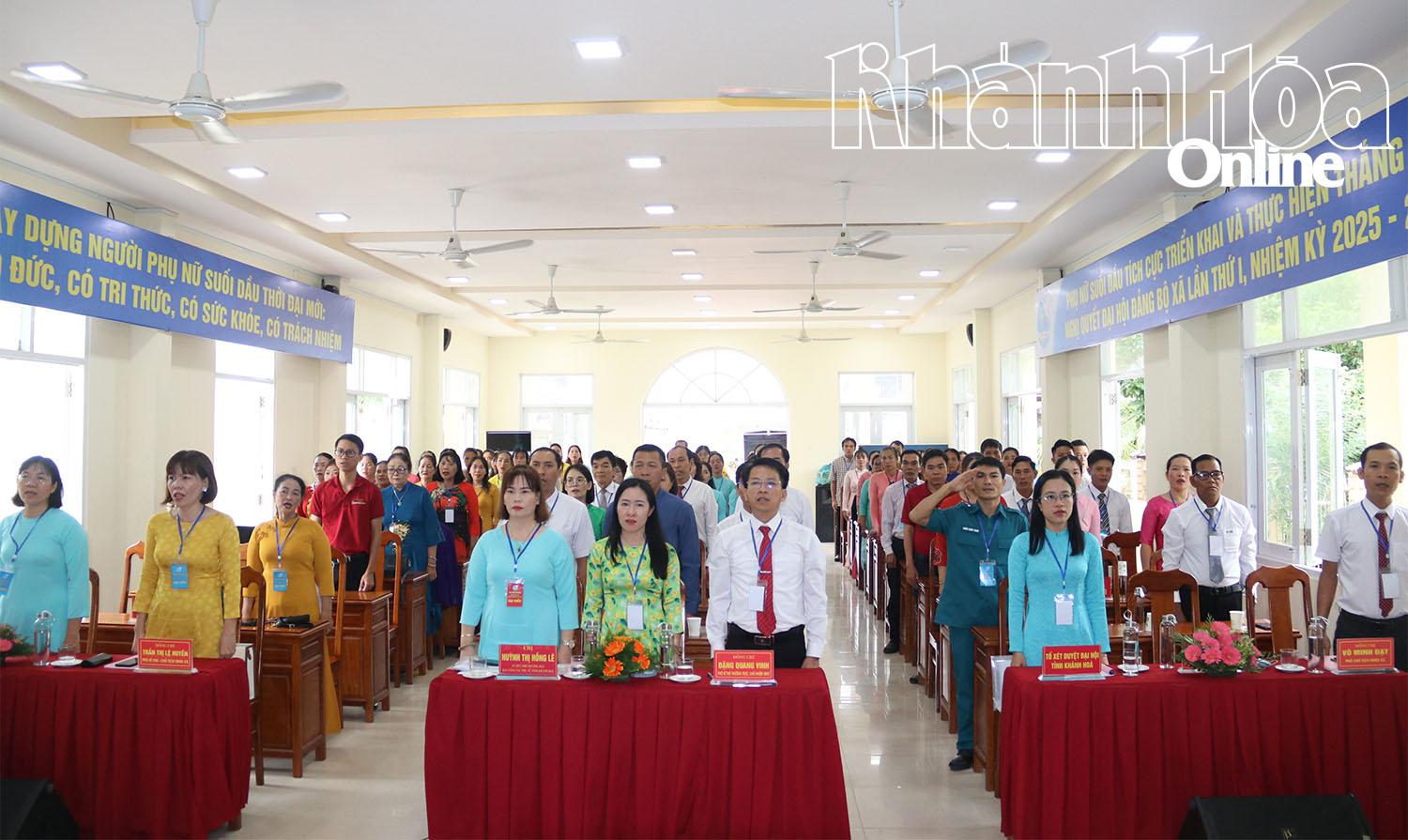 Các đại biểu thực hiện nghi lễ chào cờ.