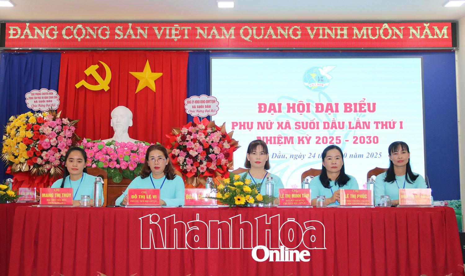 Đoàn chủ tịch điều hành đại hội.