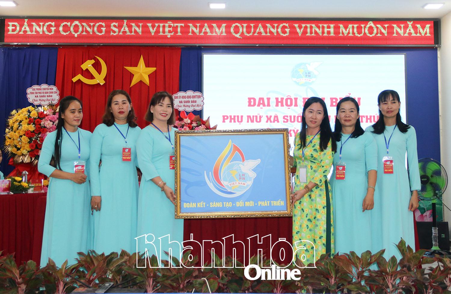 Đại diện Hội Liên hiệp Phụ nữ tỉnh tặng bức tranh chúc mừng đại hội.