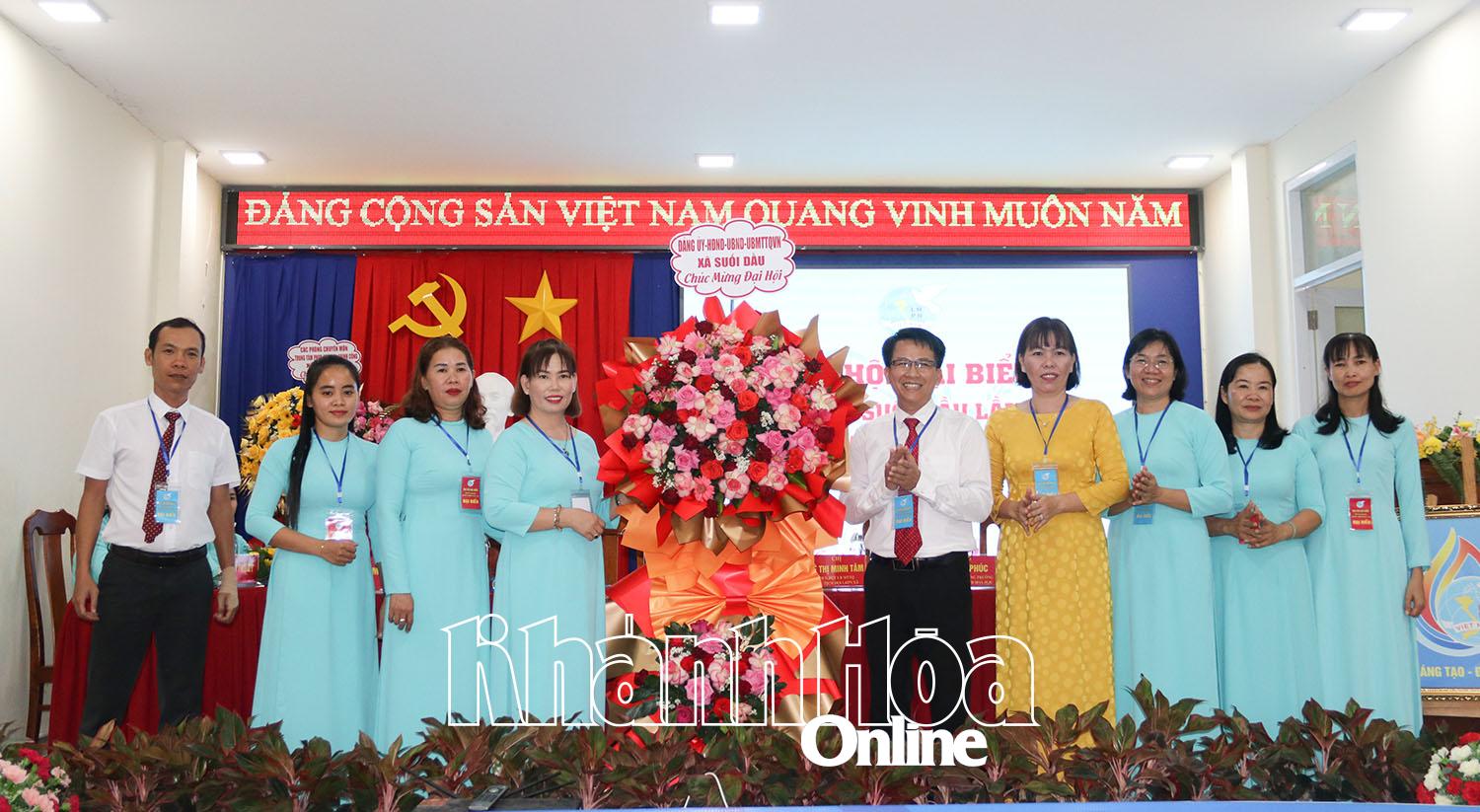 Lãnh đạo xã Suối Dầu tặng hoa chúc mừng đại hội.