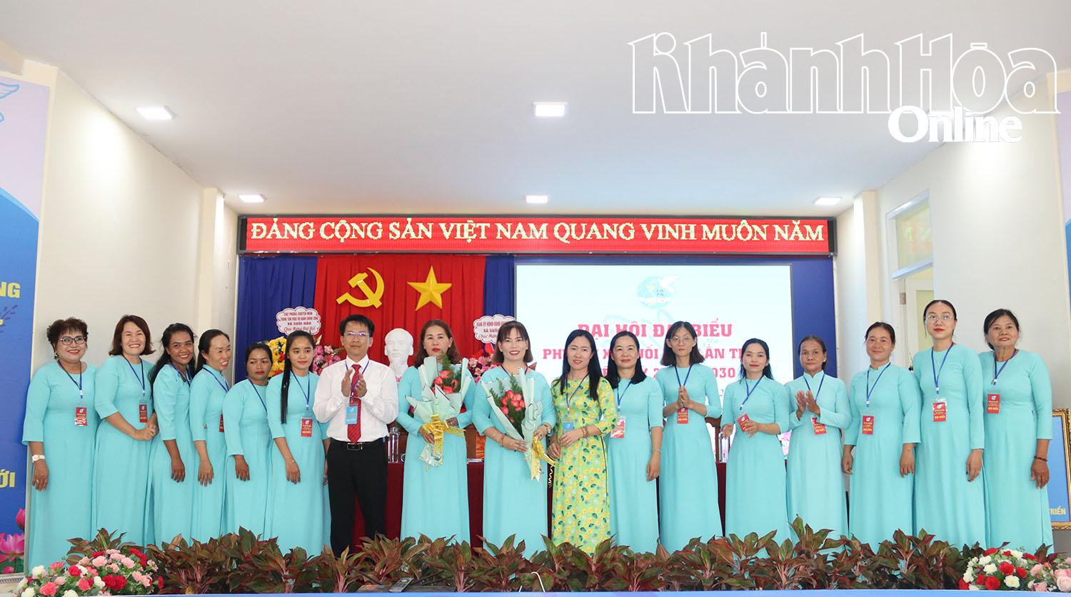 Đại diện Hội Liên hiệp Phụ nữ tỉnh và lãnh đạo xã Suối Dầu tặng hoa chúc mừng Ban Chấp hành Hội Liên hiệp Phụ nữ xã Suối Dầu, nhiệm kỳ 2025 - 2030.