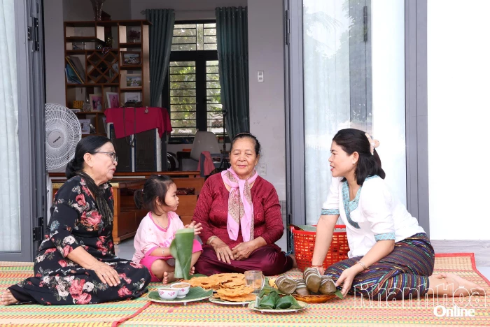 Giữ gìn nghề làm bánh truyền thống của đồng bào Chăm 