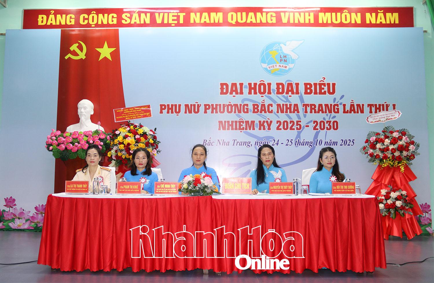 Đoàn chủ tịch điều hành đại hội.