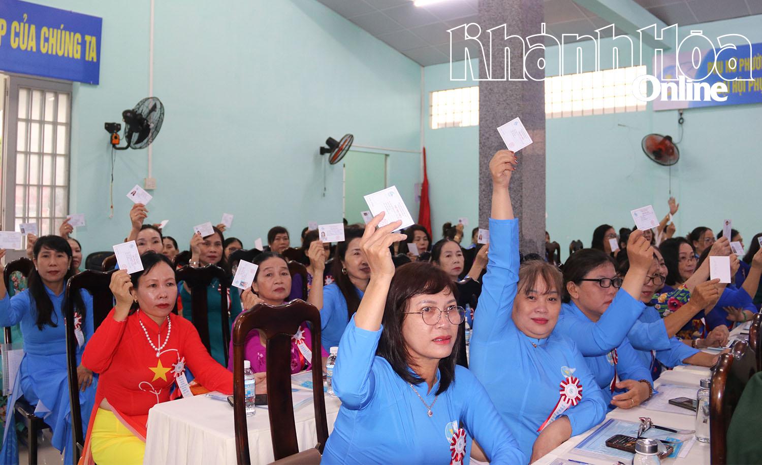 Các đại biểu biểu quyết thông qua báo cáo thẩm tra tư cách đại biểu dự đại hội.