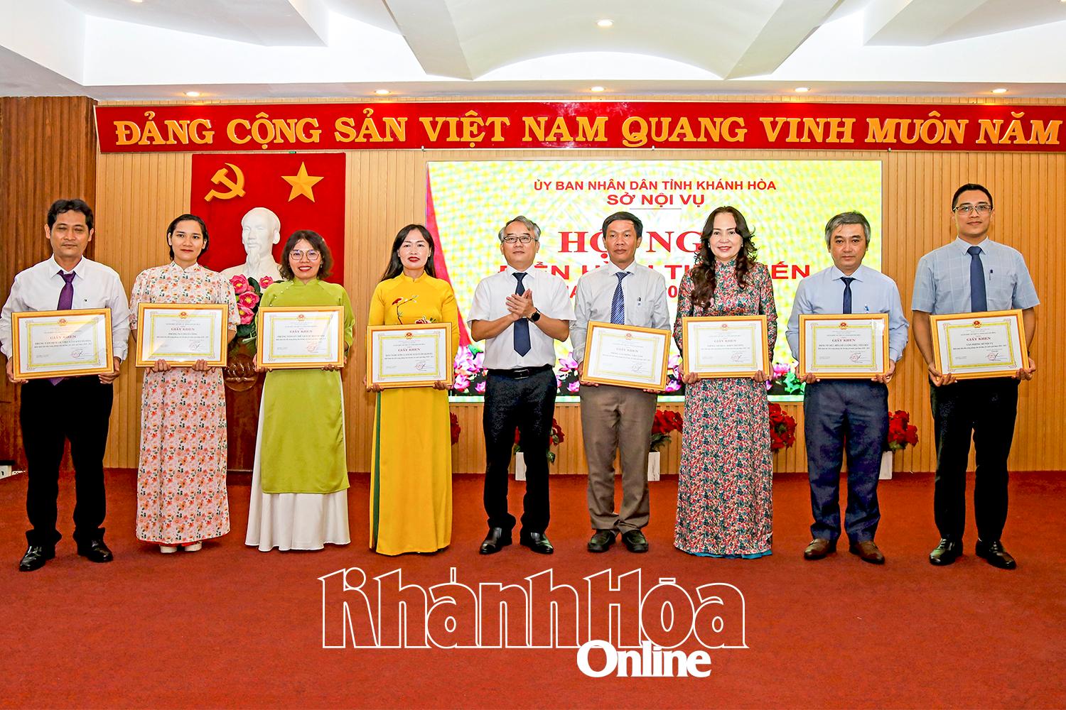 Đồng chí Võ Chí Vương - Giám đốc Sở Nội vụ trao giấy khen cho các tập thể điển hình tiên tiến thuộc sở giai đoạn 2020 - 2025.
