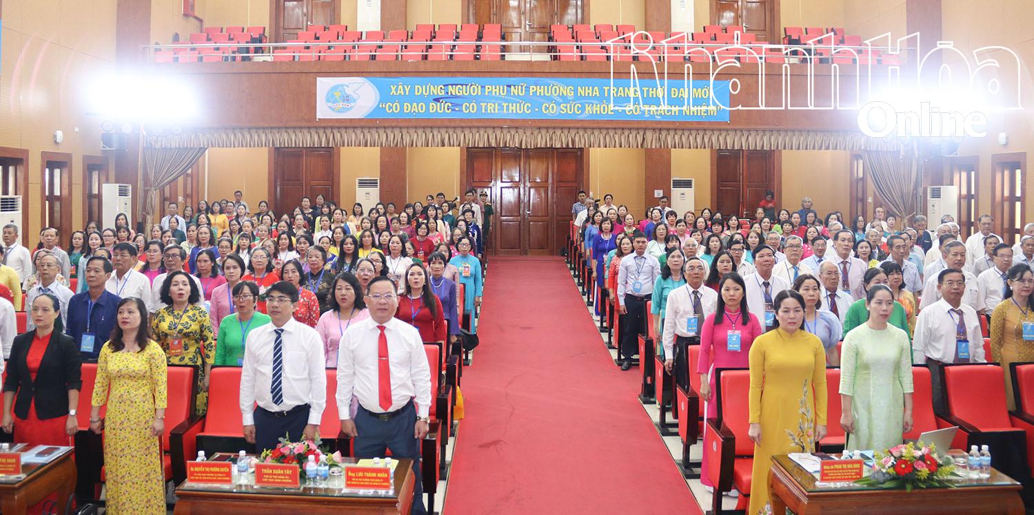 Các đại biểu thực hiện nghi lễ chào cờ.