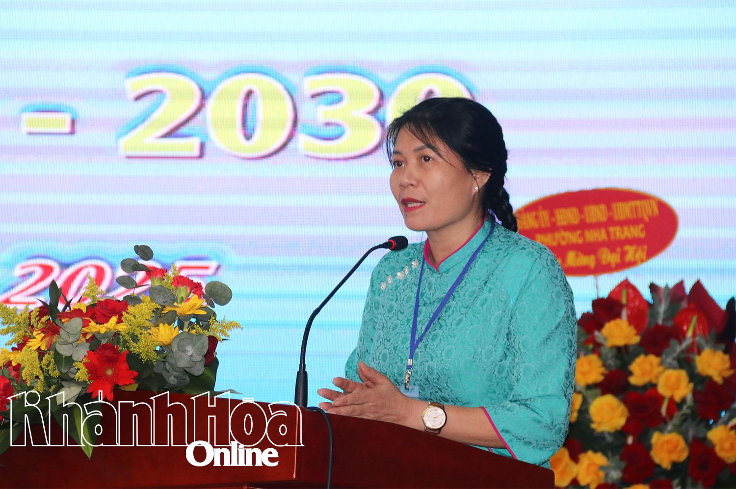 Bà Nguyễn Thị Khánh Ly - Phó Chủ tịch Ủy ban MTTQ Việt Nam phường Nha Trang, Chủ tịch Hội Liên hiệp Phụ nữ phường phát biểu khai mạc đại hội.