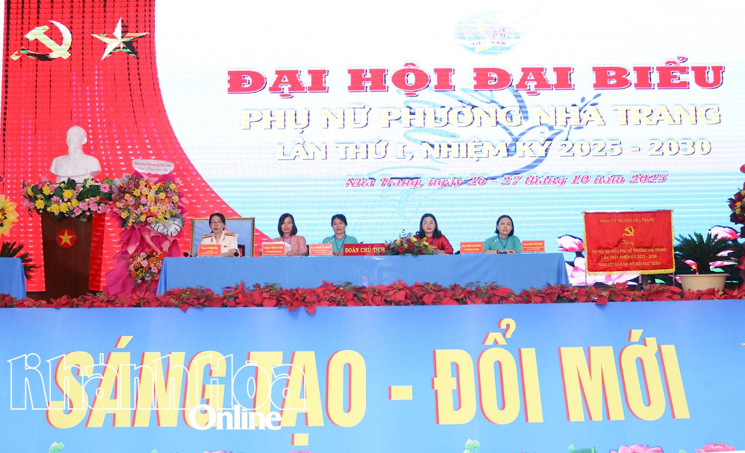 Đoàn Chủ tịch điều hành đại hội.