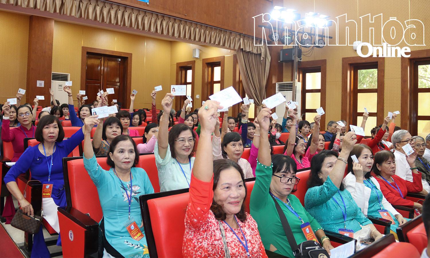 Các đại biểu biểu quyết thông qua báo cáo thẩm tra tư cách đại biểu dự đại hội.