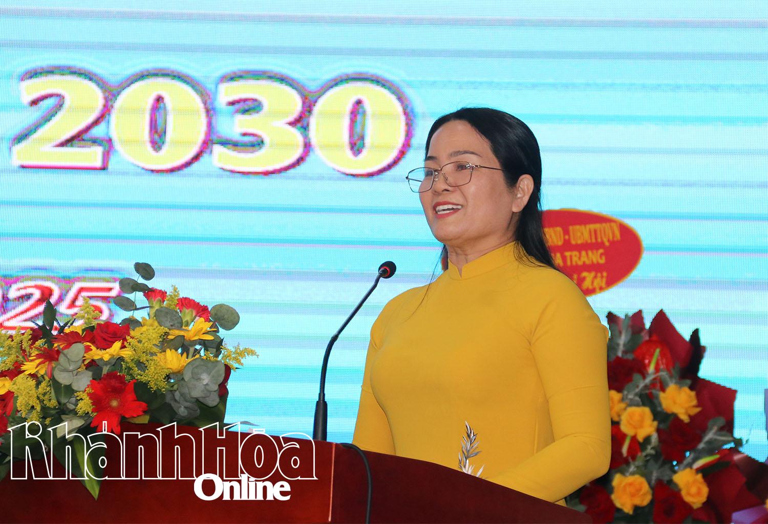 Đồng chí Phan Thị Hòa Bình - Phó Chủ tịch Thường trực Hội Liên hiệp Phụ nữ tỉnh phát biểu chỉ đạo đại hội.