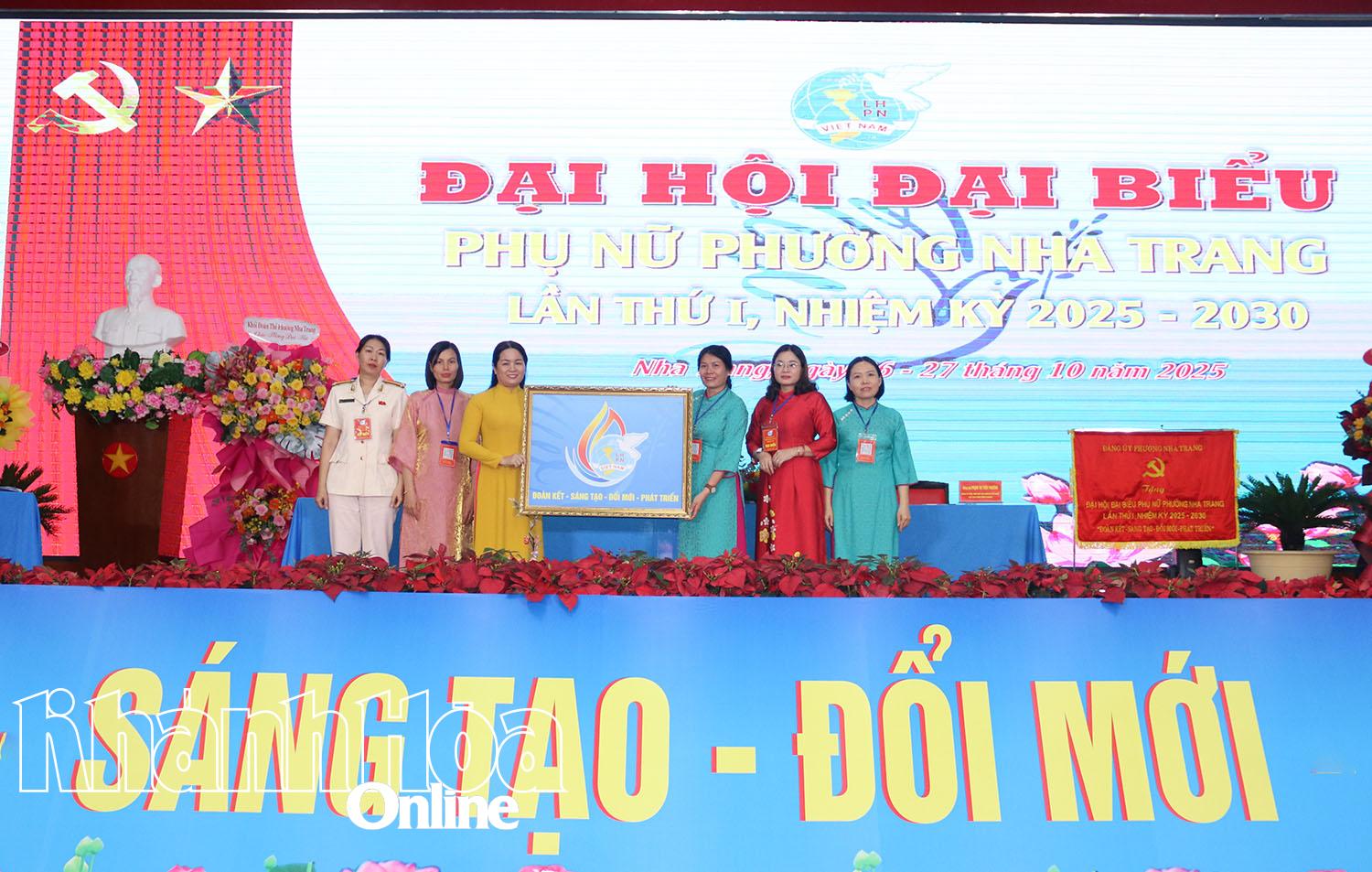 Lãnh đạo Hội Liên hiệp Phụ nữ tỉnh tặng bức tranh chúc mừng đại hội.