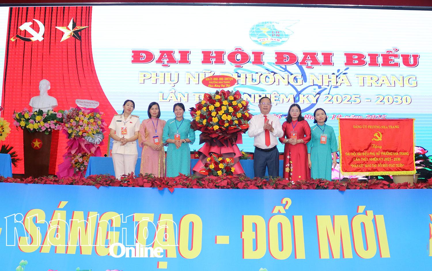 Lãnh đạo phường Nha Trang tặng hoa và bức trướng chúc mừng đại hội.