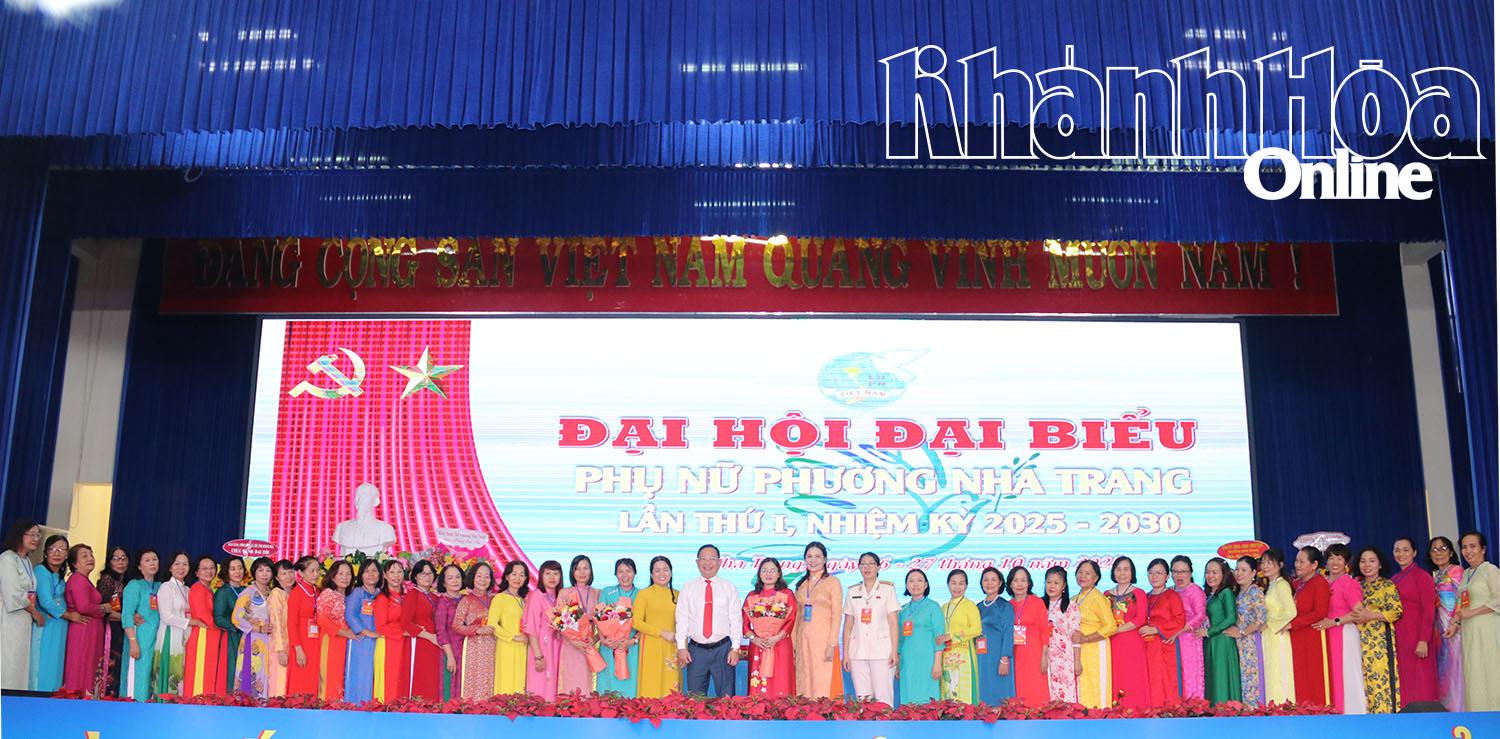 Lãnh đạo Hội Liên hiệp Phụ nữ tỉnh và lãnh đạo phường Nha Trang tặng hoa chúc mừng Ban Chấp hành Hội Liên hiệp Phụ nữ phường Nha Trang, nhiệm kỳ 2025 - 2030.