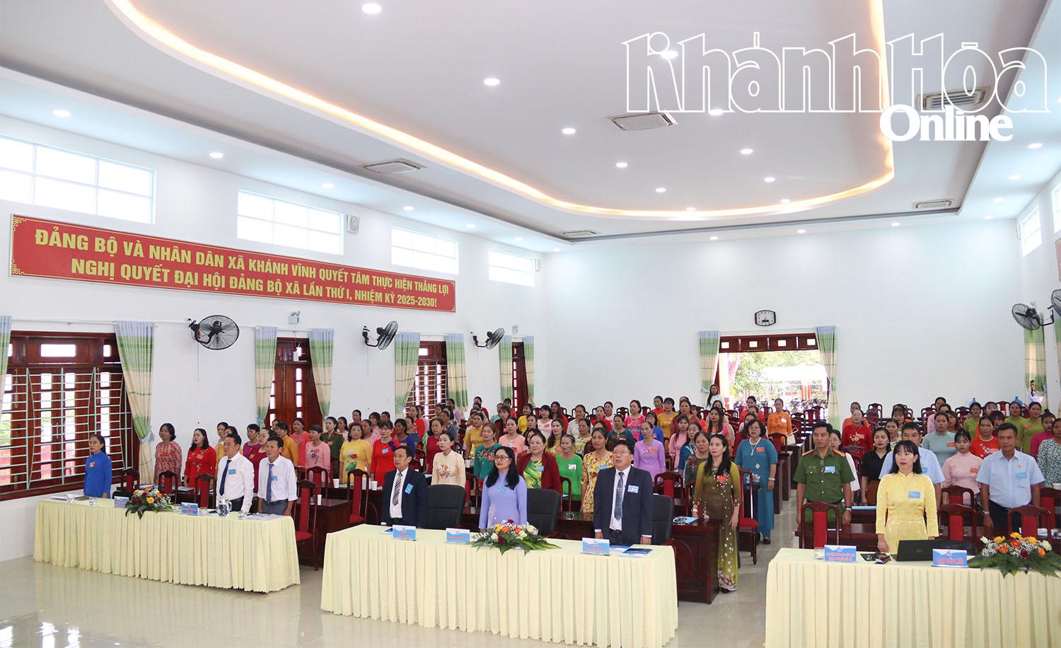 Các đại biểu thực hiện nghi lễ chào cờ.