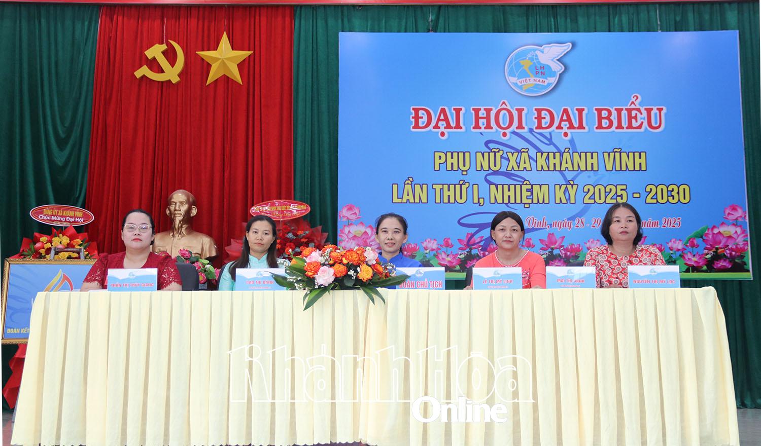 Đoàn Chủ tịch điều hành đại hội.