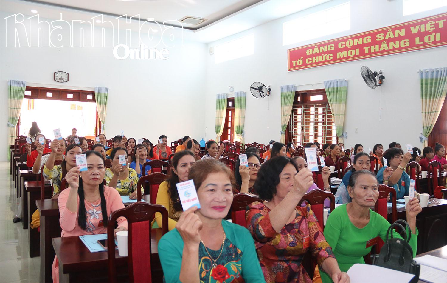 Các đại biểu biểu quyết thông qua báo cáo thẩm tra tư cách đại biểu dự đại hội.