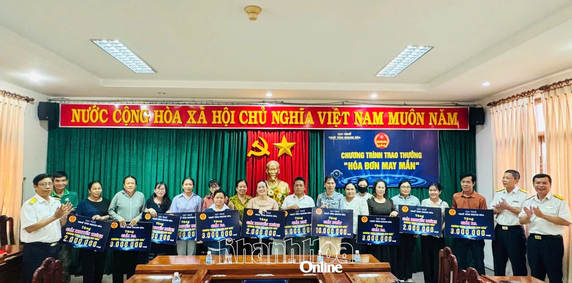 Đại diện Thuế cơ sở 6 trao thưởng cho các cá nhân, hộ kinh doanh