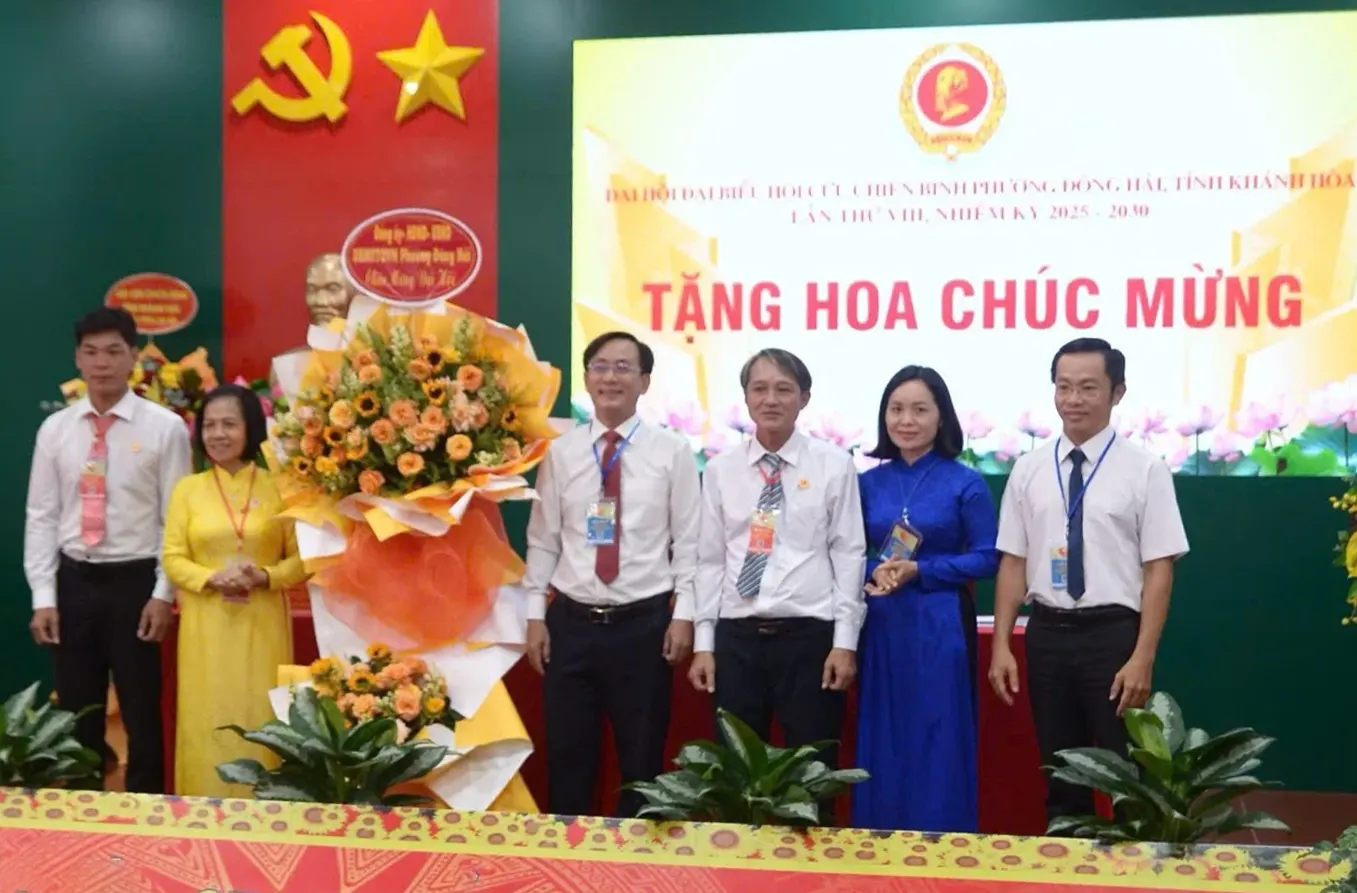 Lãnh đạo phường Đômg Hải tặng hoa chúc mừng đại hội.
