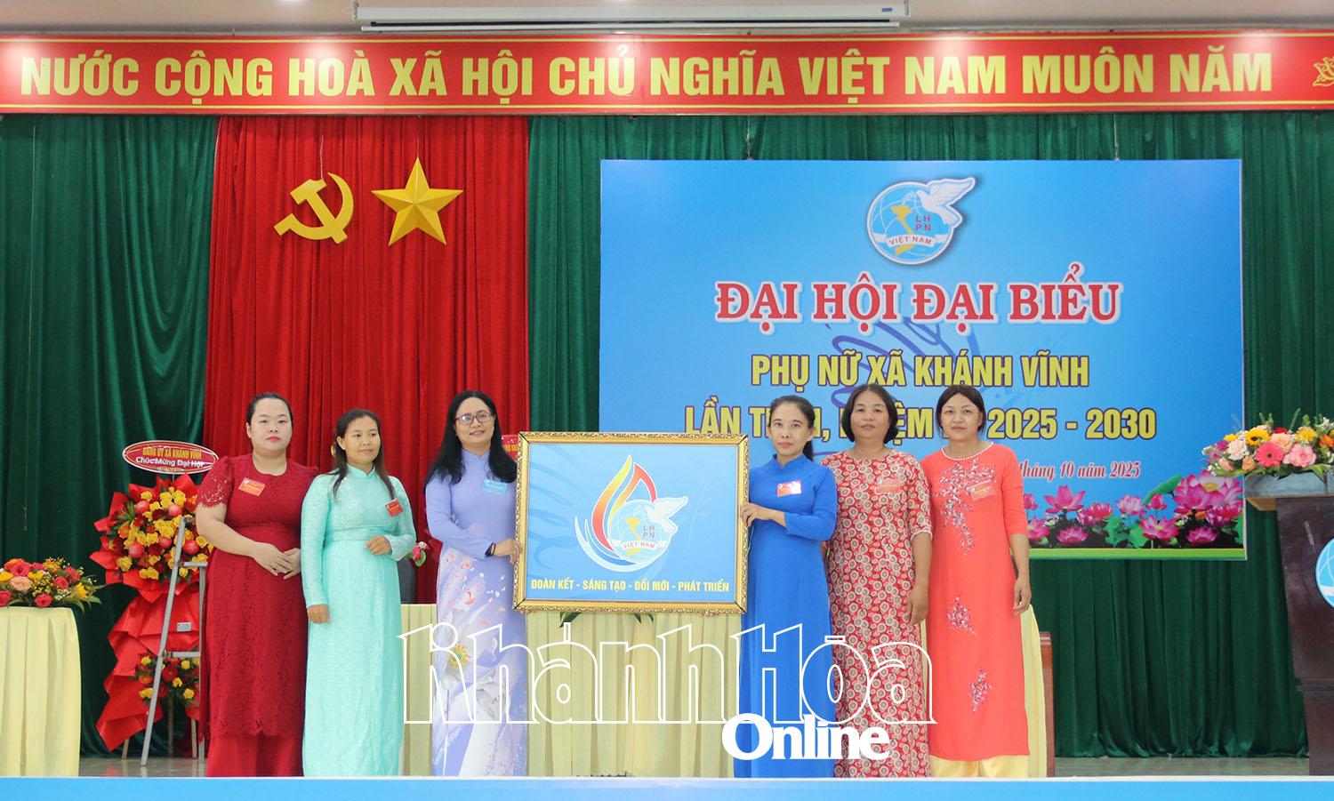 Lãnh đạo Hội Liên hiệp Phụ nữ tỉnh tặng bức tranh chúc mừng đại hội.