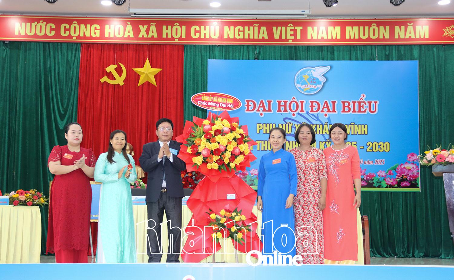 Lãnh đạo xã Khánh Vĩnh tặng hoa chúc mừng đại hội.