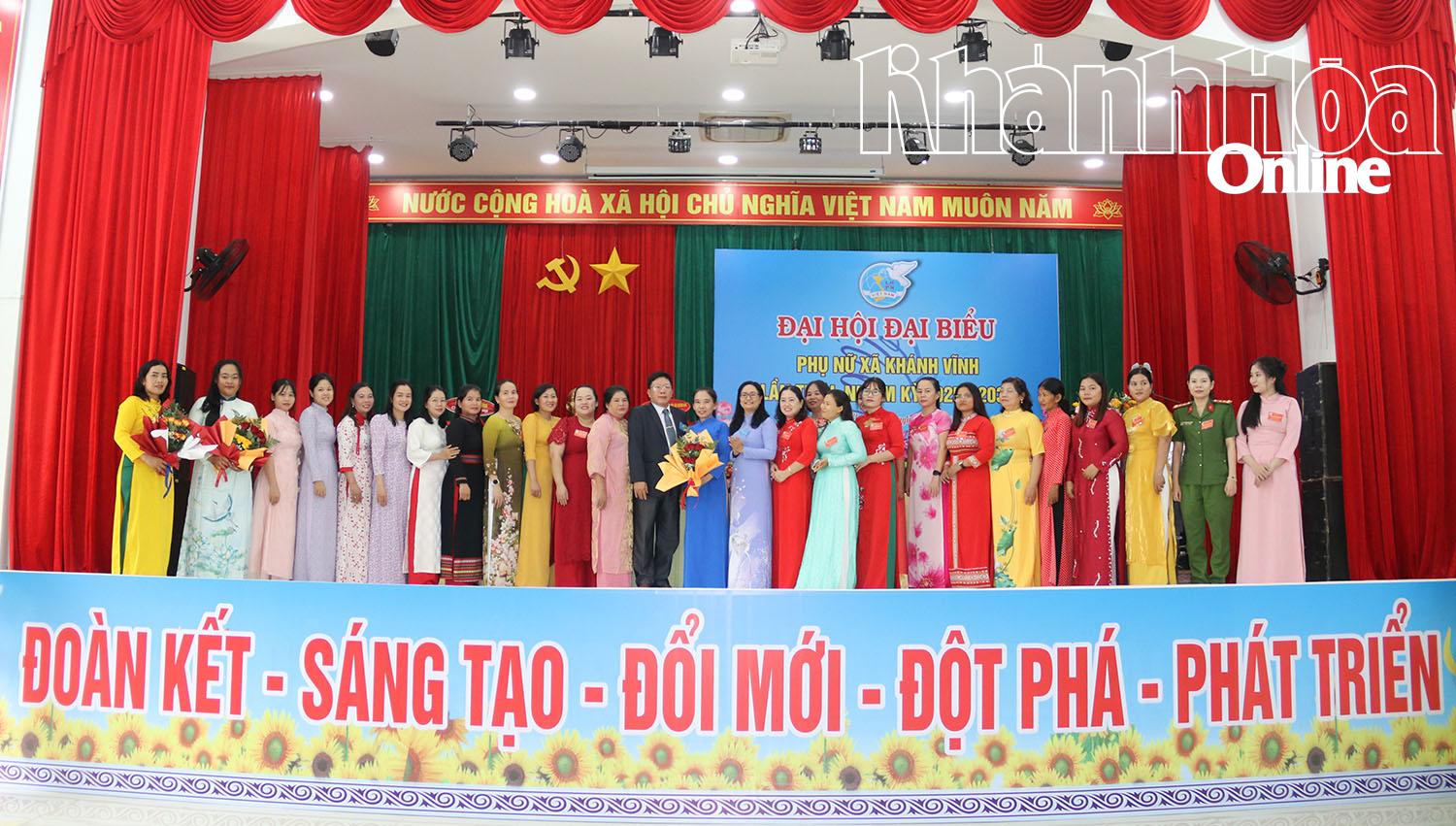 Lãnh đạo Hội Liên hiệp Phụ nữ tỉnh và lãnh đạo xã Khánh Vĩnh tặng hoa chúc mừng Ban Chấp hành Hội Liên hiệp Phụ nữ xã Khánh Vĩnh, nhiệm kỳ 2025 - 2030.