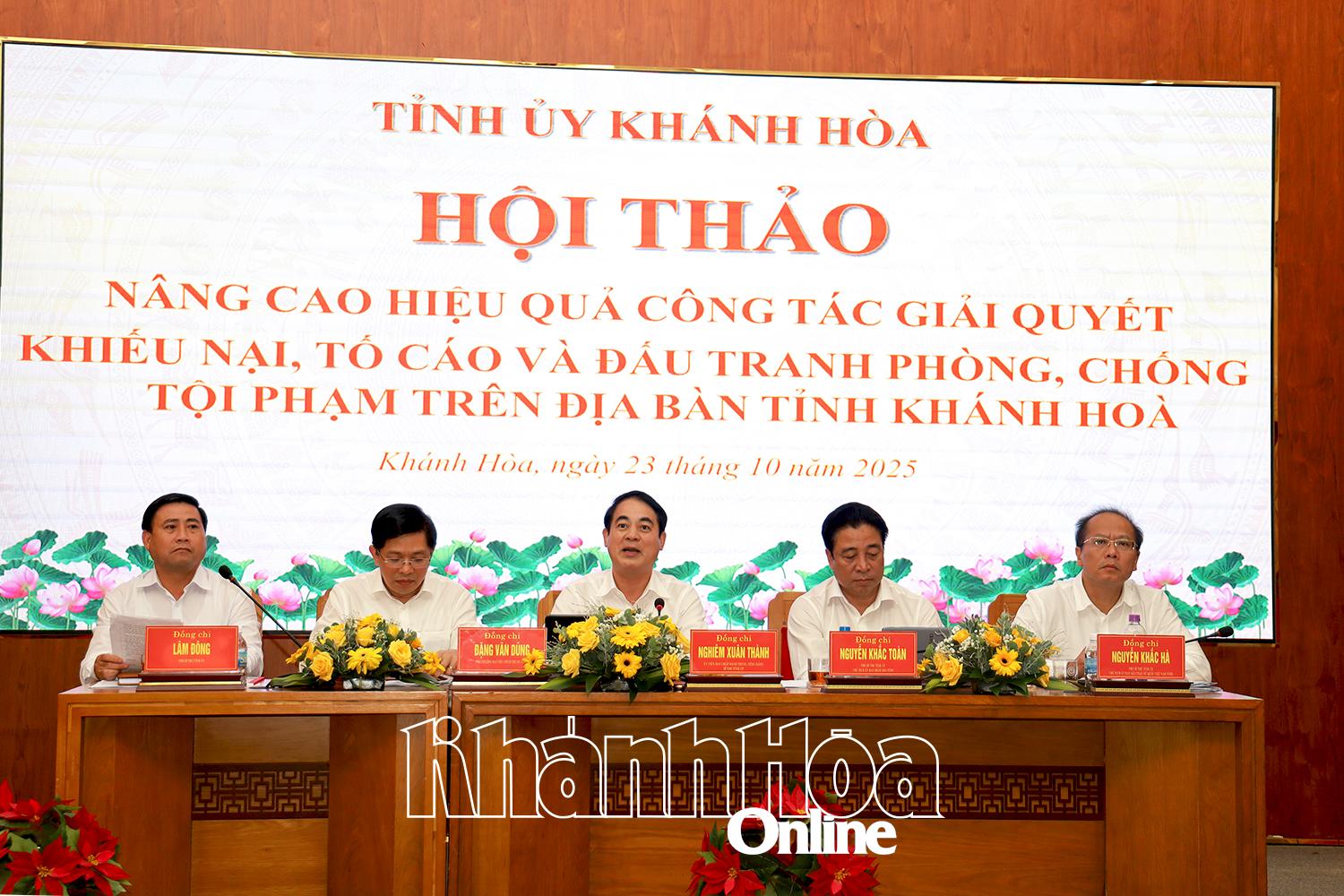 Các đồng chí lãnh đạo chủ trì hội thảo.
